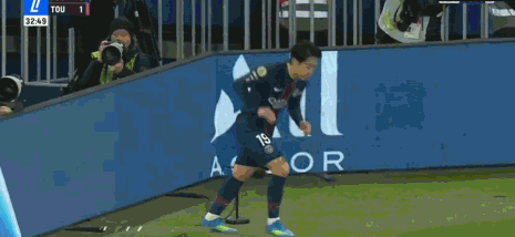 第33分钟，KK7头球摆渡，登贝莱门前得分，巴黎2-1