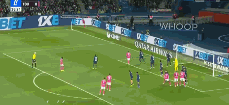 第27分钟，萨福诺夫扑球不远，尼古拉森头槌破门，巴黎1-1