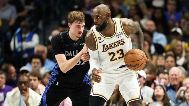 老詹半场22分对飚弗拉格45分同创历史！残阵湖人惨遭独行侠痛击