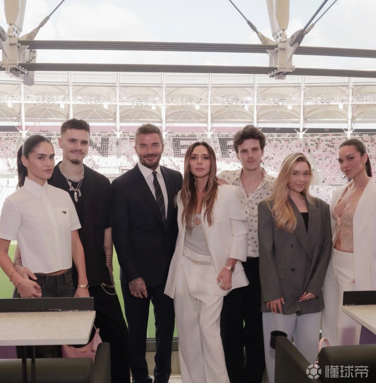 迈阿密国际新主场揭幕，贝嫂携家人来到球场现场