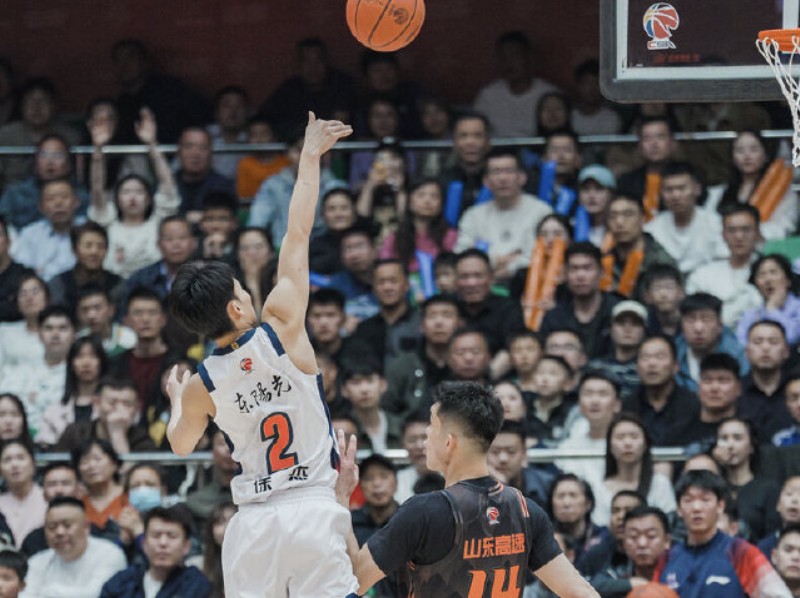 徐杰：困难时期要勇于站出来说话，而不是把球撇出去躲在一边