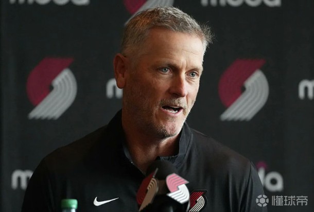记者：开拓者正积极考察教练市场，以考虑赛季结束后是否换帅