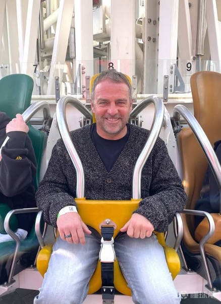 放松一下，弗里克到巴塞罗那蒂比达博游乐场玩跳楼机