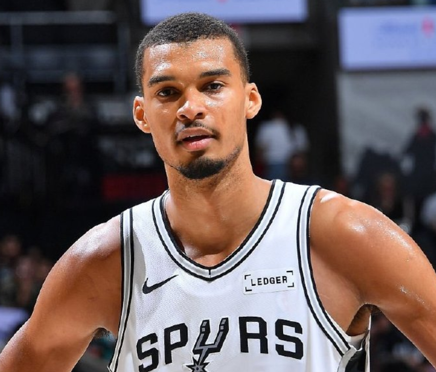 突然受伤！文班亚马拼了，确实很想要MVP！