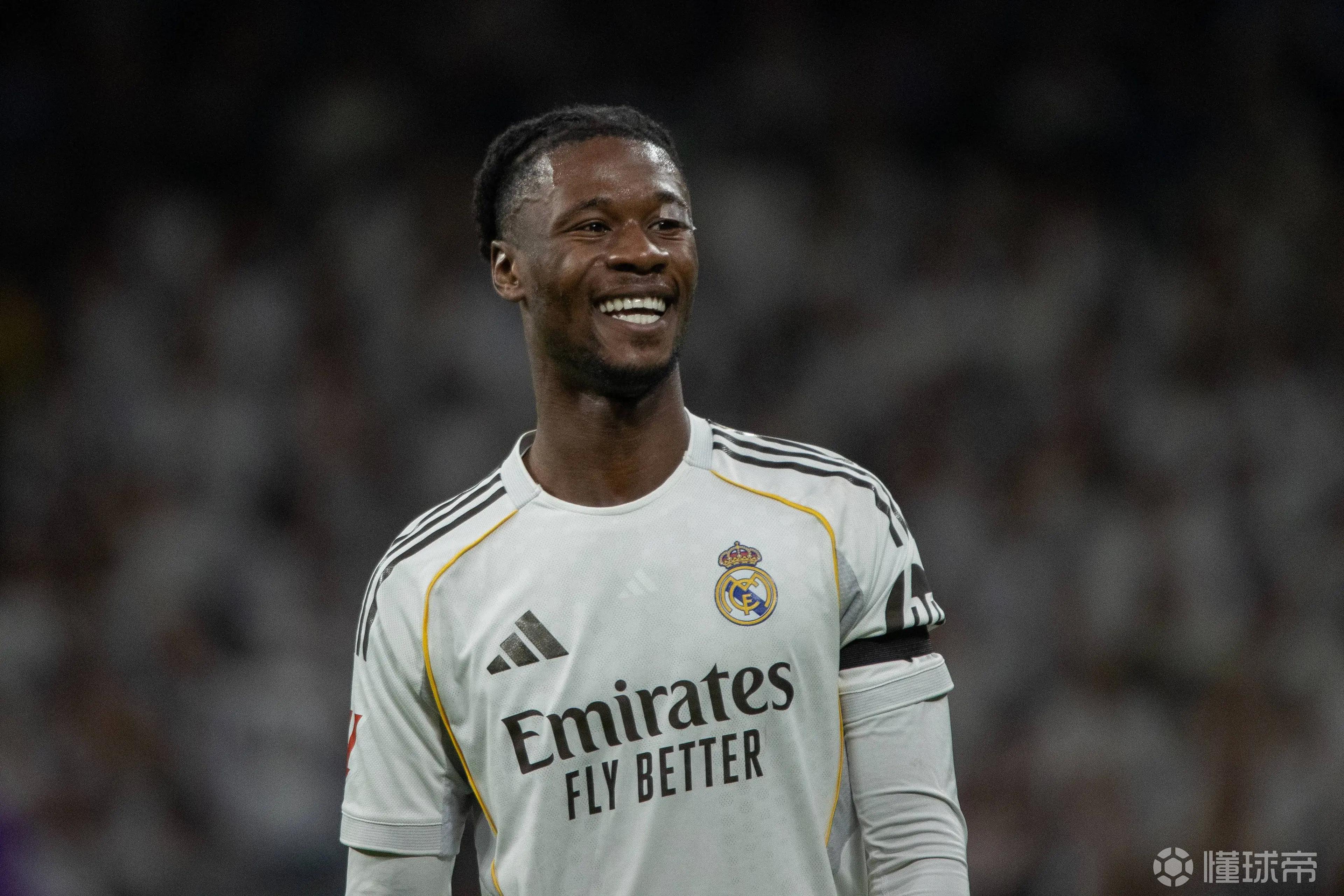 记者：卡马文加经纪公司与红军、枪手联系，皇马定价8000万欧