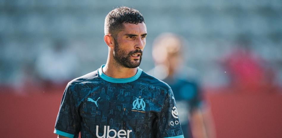 黄潜旧将：C罗全方位都是“怪物”；没人能防住梅西的左脚