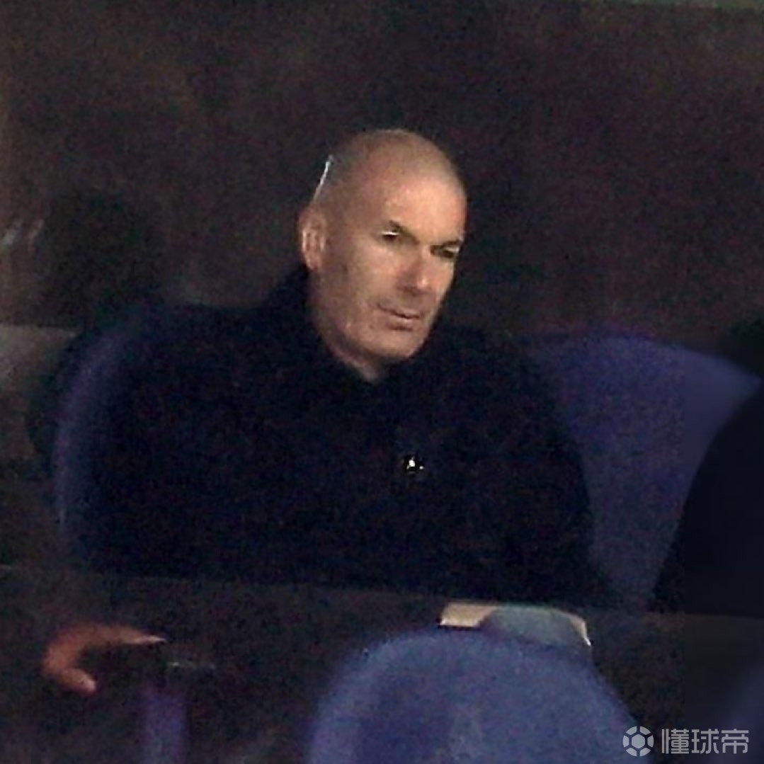 老熟人，齐达内现身伯纳乌观看皇马vs拜仁