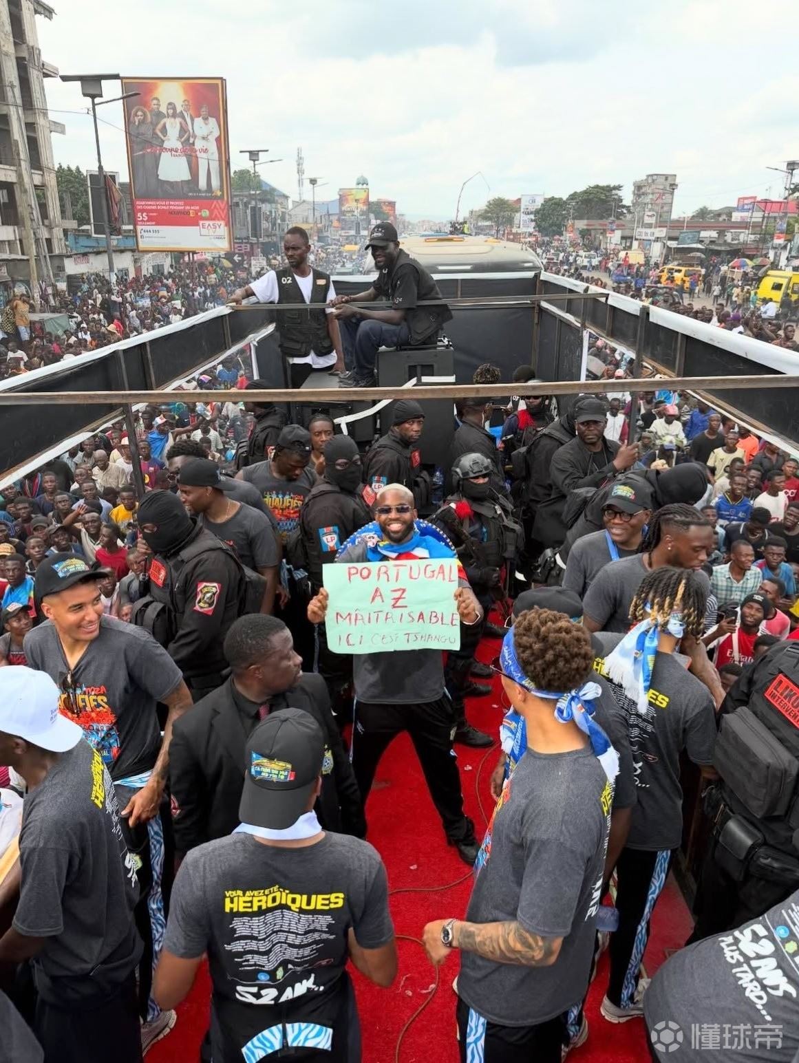 自信满满，巴坎布在庆祝中手举标语：葡萄牙尽在我们掌控之中