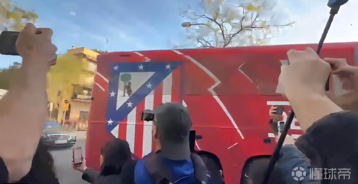 科贝：马竞大巴前往诺坎普的路上遭石块攻击，两扇车窗被砸碎