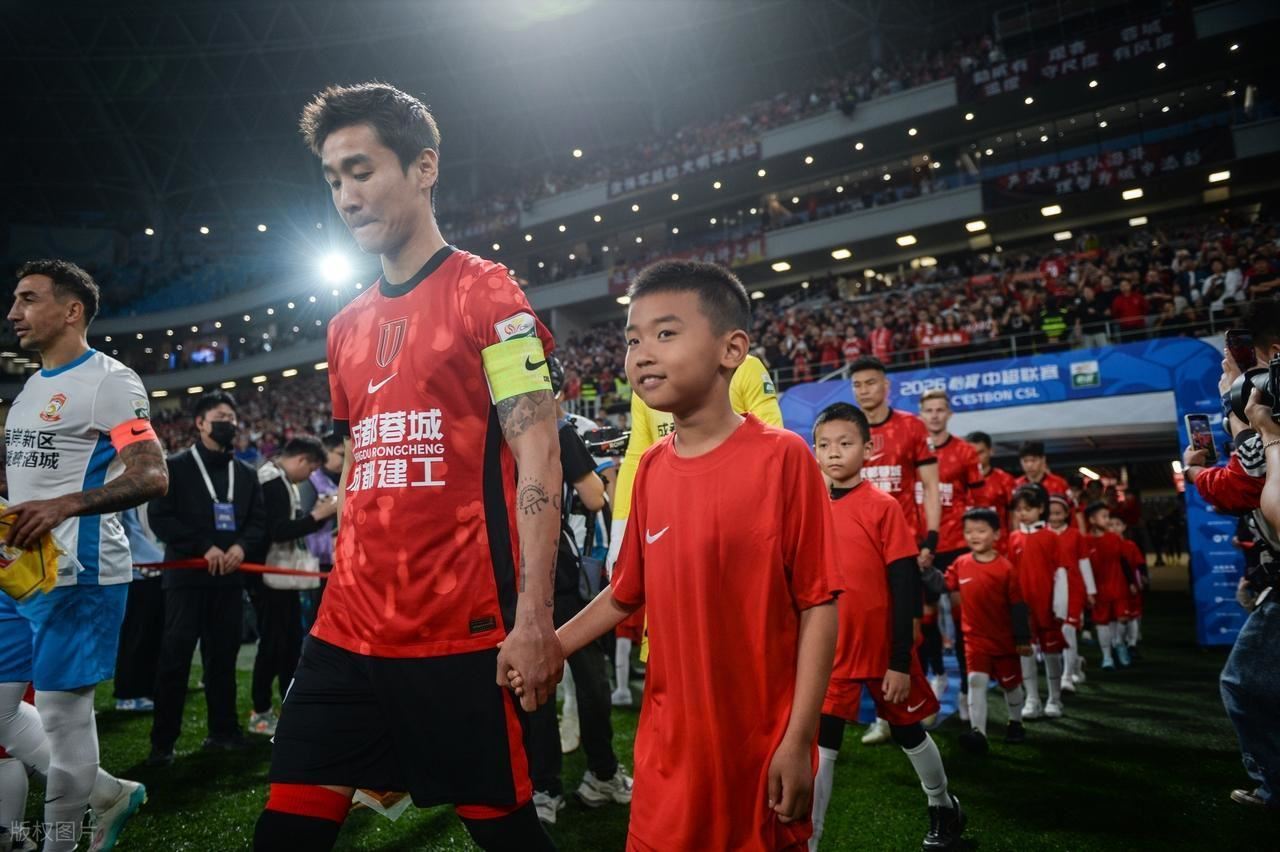 韦世豪迎来31岁生日！蓉城官方送祝福，球迷直言他确实成熟了