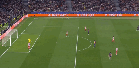 孩子般的错误又来了，勒诺尔芒用手按住穆索开球未被判点