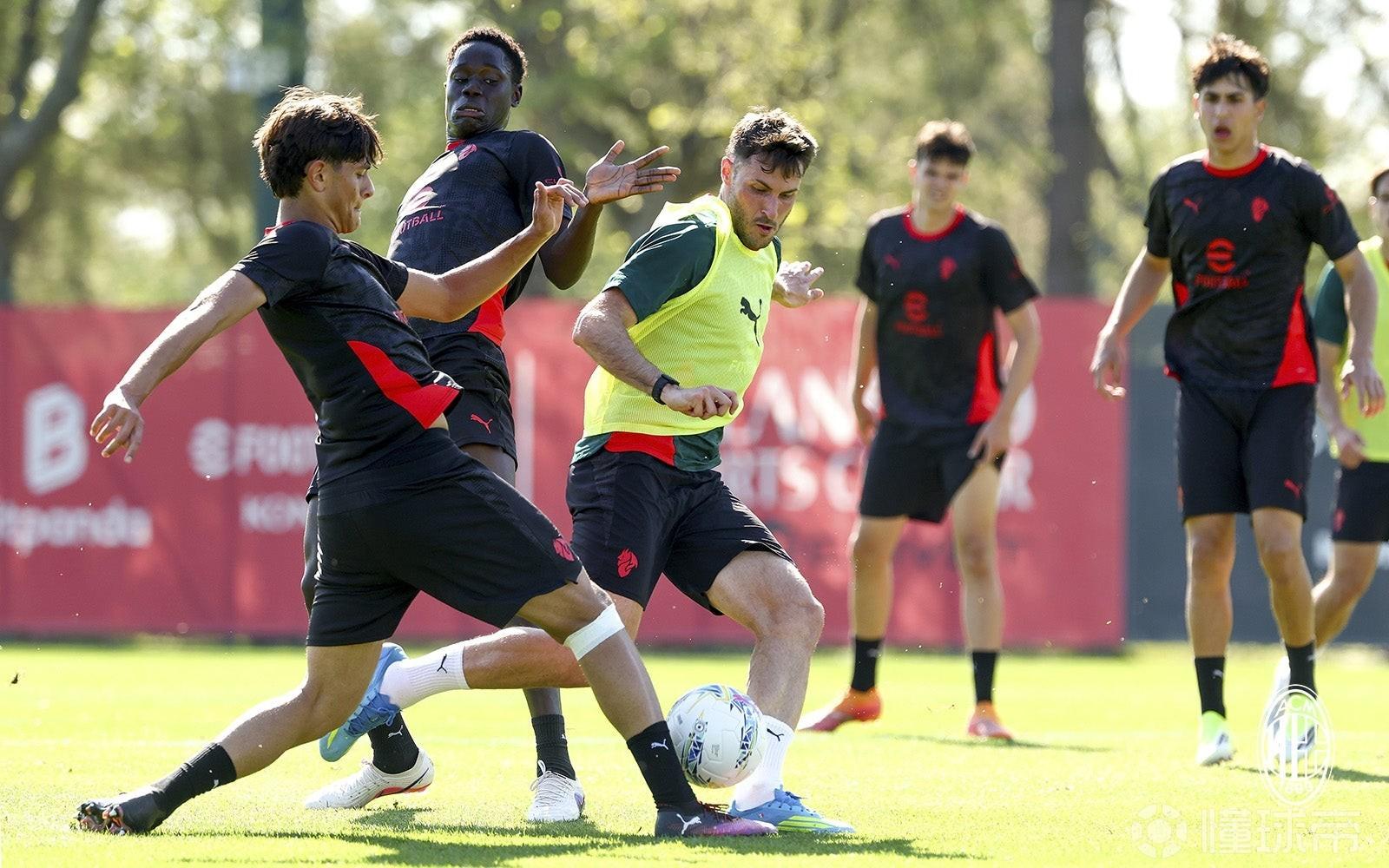 跟队记者：米兰部分球员和预备队进行了一场训练赛